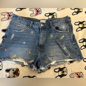 Size 42 also known as a us size 31 embroidered jeans